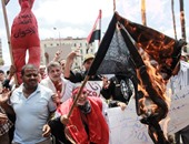 متظاهرو القائد إبراهيم يحرقون علم داعش تنديدا بالإرهاب فى سيناء