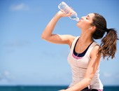 قلة شرب المياه تزيد خطر الإصابة بأملاح الجسم .. استشارى باطنة يوضح 