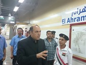 بالصور.. مساعد وزير الداخلية يفاجئ الخدمات الأمنية بمحطة مترو الأهرام