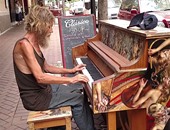 رجل بريطانى يعيش 20 عاما فى الشارع بجانب البيانو الخاص به