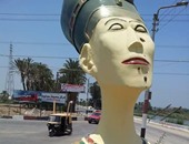 مدينة سمالوط بالمنيا تزيل تمثال نفرتيتى المشوه وتستبدله بـ"حمامة سلام"