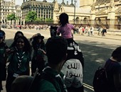 بالصور.. رجل وابنته يتجولان فى شوارع لندن بأعلام تنظيم "داعش"