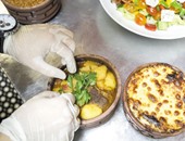 المطاعم فى رمضان مش أكل وعصير وبس.. لأ ده فى مسابقات للأكيلة التقال.. يعنى "أكل ببلاش"