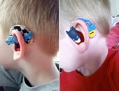 أم تحول سماعات الأطفال ضعاف السمع إلى أبطال خارقين لتدعم ثقتهم بأنفسهم