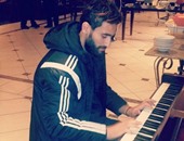 الفنان باسم مرسى يعزف منفرداً على" البيانو"