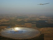 "سولار إمبلس" تعيد نشر صورة للطائرة فوق مصنع للطاقة الشمسية بإسبانيا