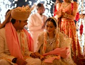 بسبب انقطاع الكهرباء.. شقيقتان هنديتان تتبادلان العرسان بالخطأ خلال طقوس الزواج