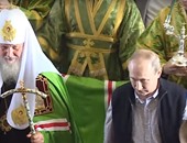 بالفيديو.. بوتين يصلى على أرواح الضحايا الروس فى سوريا