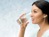 5 فوائد لشرب الماء الساخن صباحا.. منها تحسين صحة الشعر وتخفيف الإمساك