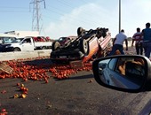 بالصور.. انقلاب سيارة نصف نقل محملة بالطماطم على الطريق الدولى الساحلى