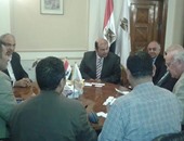 وزير التموين يطالب محافظى القاهرة والجيزة بترخيص 500 منفذ للسلع الغذائية
