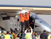 بالصور.. وزير الطيران يشهد تسليم وتسلم قيادة طائرة "سولار أمبالس 2"