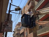بالصور..حملة لصيانة أعمدة الكهرباء بالطرق العامة بشبين القناطر