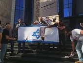 بالصور.. متظاهرون يحرقون علم إسرائيل على سلالم "الصحفيين" احتجاجا على زيارة سامح شكرى