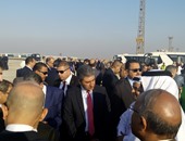 بالصور.. وزيرا الطيران والبيئة يستقبلان أول طائرة تعمل بالطاقة الشمسية بمطار القاهرة