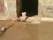 بالصور.. مياه الصرف الصحى داخل منازل "كعابيش" فى الهرم
