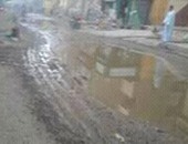 صحافة المواطن.. قارئ يرسل صورا لأعمدة مضاءة نهارا ومياه مجارى تحاصر شوارع سوهاج