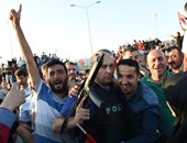 أنصار إردوغان يهاجمون جنودا مؤيدين للانقلاب استسلموا على جسر باسطنبول