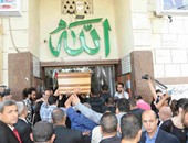 بالصور.. وصول جثمان طارق سليم إلى مسجد مصطفى محمود