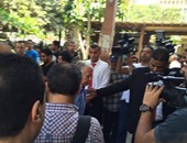 حسن حمدى يصل مسجد مصطفى محمود لحضور جنازة طارق سليم