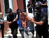 بالصور.. عسكريون أتراك فارون يمثلون أمام الإدعاء فى اليونان