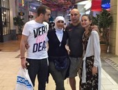 حسام حسن يتسوق بصحبة عائلته بإحدى المراكز التجارية بعد الافراج عنه