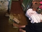 بالصور.. غرق أسرة فى مياه الصرف الصحى بالسويس