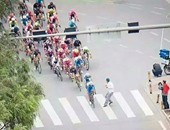 بالفيديو.. مواطن صينى يتسبب فى كارثة بسباق دراجات بسبب عبوره للشارع