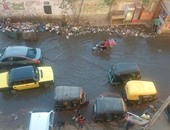 بالصور.. مياه الصرف الصحى تغرق شارع النصر بسموحة