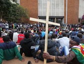 بالصور.. تظاهرة لدعم القس المتهم بمحاولة دعم إنقلاب على حكومة زيمبابوى