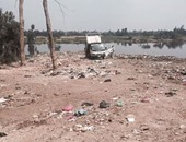 صحافة المواطن.. بالصور.. سيارة الوحدة المحلية تلقى قمامة على ضفاف النيل بمنشأة القناطر