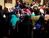 بالصور.. تكدس المواطنون أمام السجل المدنى بمركز الواسطى فى بنى سويف
