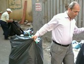 رئيس حى وسط بالإسكندرية يرفع القمامة بنفسه خلال حملة لتنظيف الشوارع