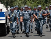 استمرار المواجهة المسلحة فى أرمينيا واحتجاز أطباء كرهائن داخل قسم شرطة