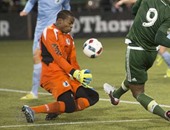 بالفيديو.. أغبى حارس مرمى فى العالم يسجل فى نفسه