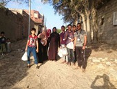 بالصور.. "سيناء الخير" مجموعة شبابية تطرق أبواب المحتاجين وتمدهم بالمساعدات
