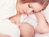 أطباء بريطانيون يحذرون الأمهات من النوم أثناء إرضاع أطفالهن بعد موت رضيعة 