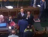 بالفيديو والصور..حديث 5 دقائق بين رئيس البرلمان ومرتضى منصور ونجله قبل بدء الجلسة العامة