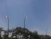 أعمدة الكهرباء مضاءة نهارا فى الشوارع المحيطة بالمنطقة الحرة فى مدينة نصر