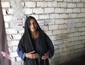 مأساة عجوز بسوهاج توفى زوجها وابنها وترعى أحفادها وتحتاج لعملية مياه زرقاء