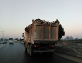 بالفيديو..قارئ يرصد سيارات نقل القمامة بدون أغطية على الطريق الزراعى