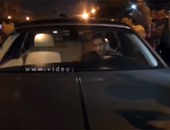 بالفيديو.. الجمهور يحاصر محمد رمضان بسيارته الجديدة فى وسط البلد