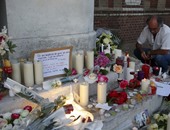 بالصور..مواطنون فرنسيون يضعون أكاليل الزهور على روح كاهن كنيسة سانت إتيان