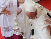 بابا الفاتيكان يسقط على ألأرض أثناء إقامة قداس ببولندا