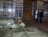 الإمبراطورة فرح ديبا وجيهان السادات يضعان الورود على قبر شاه إيران