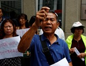 احتجاجات أهالى ضحايا الطائرة الماليزية المنكوبة على قرار توقف البحث