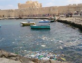 بالصور.. القمامة عنوان شاطئ قلعة قايتباى.. وقارئة: مظهر يقهر أى إنسان