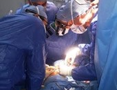 3 جراحين عظام عالميين يجرون 4 عمليات جراحية دقيقة بجامعة أسيوط