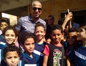 وائل جمعة وحازم إمام يلتقطان الصور مع لاعبى أكادمية نادى المنيا