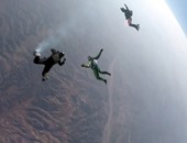 بالفيديو والصور: أمريكى يقفز بدون مظلة من ارتفاع 25 ألف قدم